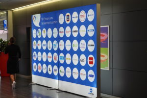 Das Bild zeigt die Octalumina "LUMIBox" mit diversen Logos auf einer JSD-Veranstaltung.